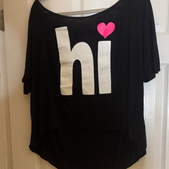 Aran's Den Black Tee with White 'hi' and Pink Heart HI-Low top - Picture 1 of 5